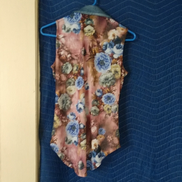 Sleeveless blouse - Picture 2 of 2